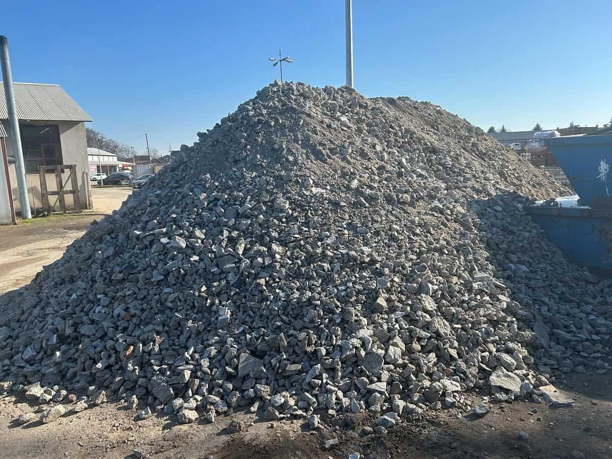 Darált beton rakodása